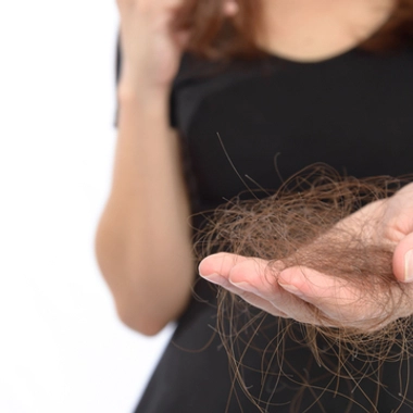 Quand la maladie entraîne la chute des cheveux