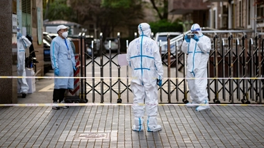 À Shanghai, les zones d'isolement se multiplient, et les habitants peinent à se procurer des denrées alimentaires