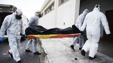 Covid : la pandémie a fait jusqu'à 17 millions de morts à la fin 2021