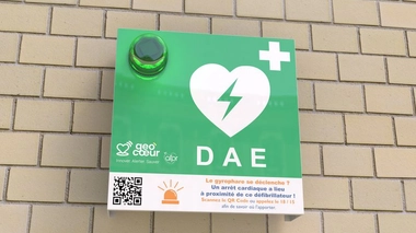 Un défibrillateur équipé de l'accessoire Géocoeur