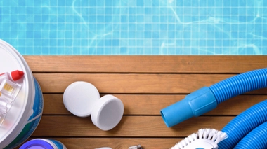 Désinfectants pour piscine : attention au surdosage de chlore