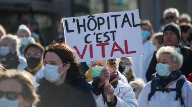 Des soignants mobilisés à Strasbourg, le 19 mars, réclamant plus de moyens pour l'hôpital public