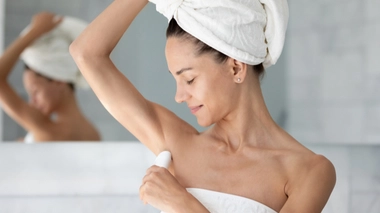 De l’acide glycolique comme déodorant : l’astuce TikTok dangereuse pour la peau