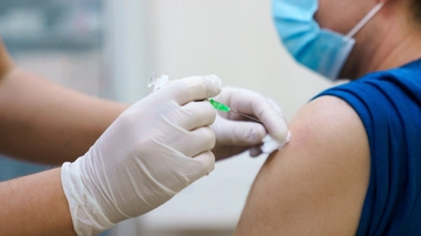 Le schéma vaccinal comprend deux doses, espacées d’au moins 28 jours