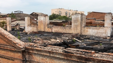 Un hôpital incendié et endommagé dans le bâtiment historique de Kharkiv.