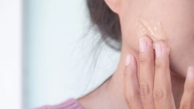 Comment bien prendre soin de sa peau à la rentrée ? Les réponses d'une dermato