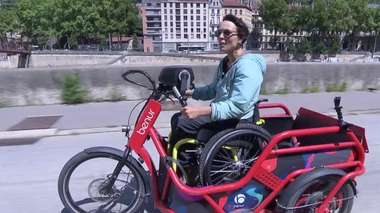 Faire du vélo avec un fauteuil roulant c'est désormais possible