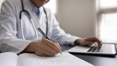 Faut-il rallonger d'un an les études de médecine pour lutter contre les déserts médicaux ?