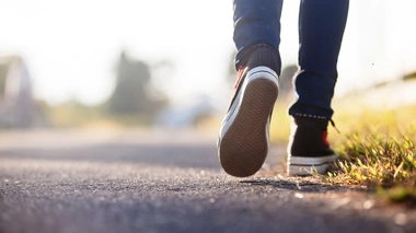 Raillée par les sportifs, la marche a pourtant des bénéfices sur la santé démontrés par les études. Quels sont ses intérêts ? Combien de pas faut-il faire 