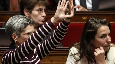 À quoi correspond ce triangle inversé effectué par Sandrine Rousseau à l’Assemblée ?