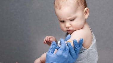 Le comité des médicaments à usage humain (CHMP) a conclu que "les bénéfices de Comirnaty et de Spikevax chez les enfants âgés de 6 mois à 4 et 5 ans, respectivement, l'emportent sur les risques"