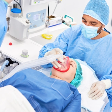 L'anesthésie générale est une technique une anesthésie qui bloque la douleur, relâche les muscles pour empêcher tout mouvement musculaire durant l'intervention.