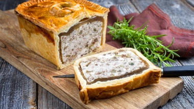 Il s’agit d’une bactérie, qu’on trouve dans l’eau, les végétaux et les sols, mais aussi dans les bovins, ovins, porcins, caprins et poulets