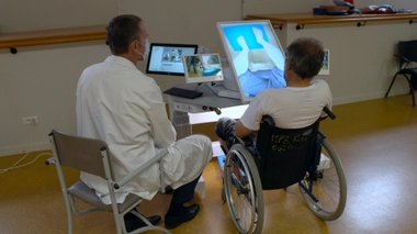 AVC : qu'est-ce que la rééducation par la "thérapie miroir" ?