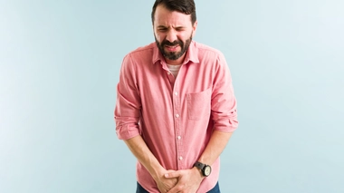 Les infections urinaires chez l'homme sont souvent associées à une infection de la prostate, appelée prostatite.