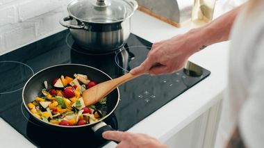 Une égratignure sur une poêle en Téflon libère plus de 9 000 particules de plastique