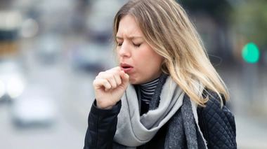 Si la toux est associée à d'autres symptômes ou qu'elle persiste, il est nécessaire de se rendre chez un médecin