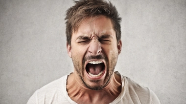 Crier des injures lorsque l'on se fait mal permet de réduire la douleur