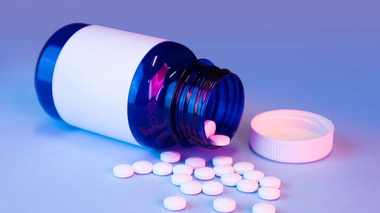 La mélatonine est une molécule produite naturellement par le corps humain et qui régule notamment les rythmes du sommeil