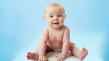 L'affiche représente un bébé avec le slogan : "avec mes deux vaccins, papy et mamie seront près du sapin"