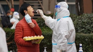 En Chine, des tests négatifs sont exigés presque quotidiennement pour avoir accès à l'espace public