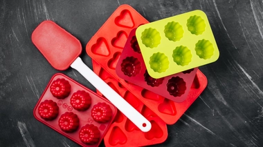 Certains moules relarguent des substances cancérogènes, susceptibles d'entraîner des mutations génétiques ou de léser les fonctions reproductrices.  