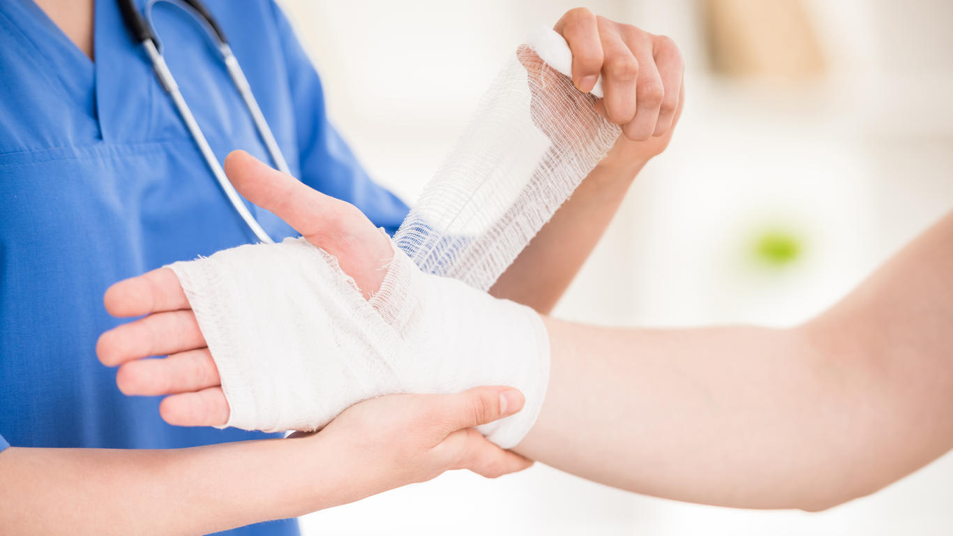 Chirurgies de la main : immersion dans un centre SOS mains - Allo Docteurs