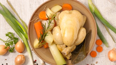 La poule au pot, qui se dégustait même dans les discussions royales, traverse les siècles, s’en perdre sa popularité