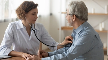 Le bilan de santé de la cinquantaine comprend un examen cardiaque