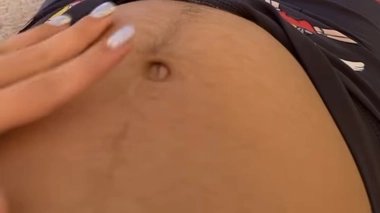 Sur ses réseaux sociaux, la jeune femme n'hésite pas à montrer son ventre