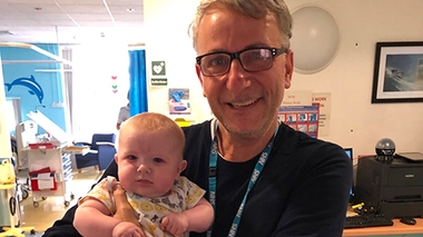 Le Pr Massimo Caputo avec le jeune Finley, après le succès de l'injection de cellules souches dans son coeur