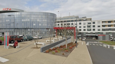 Le personnel hospitalier dévoile au couple que le service est rempli et ne peux pas la prendre en charge