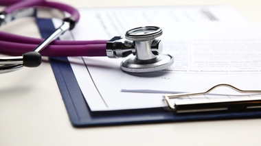 Mis en examen à Besançon pour 24 empoisonnements qu'il a toujours niés, l'anesthésiste est soupçonné depuis septembre dernier de huit nouveaux cas d'empoisonnements potentiels de patients, dont quatre mortels.