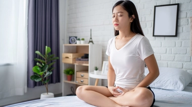 Pour retrouver le sommeil, certains font appel à la sophrologie, à la méditation ou au yoga