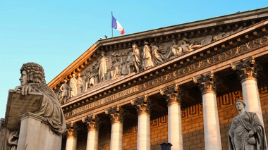 Ce soutien financier sera conditionné à une ordonnance de protection, un dépôt de plainte ou un signalement adressé au procureur de la République