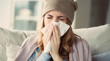 Nez bouché et nez qui coule : comment se débarrasser du mucus ?