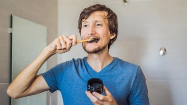 Lavage des dents : charbon, citron, dentifrice maison, pourquoi il faut les éviter !