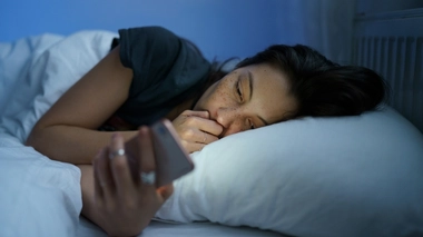 Le doomscrolling désigne le fait de faire défiler les mauvaises nouvelles