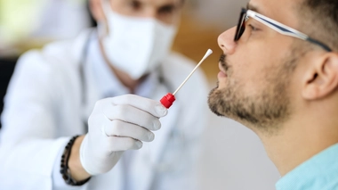 En cas de test positif, prévenez votre entourage et consultez un médecin