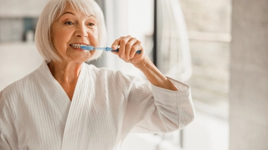 Dents, gencives : quand la bouche vieillit