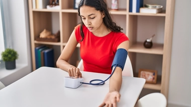Comment bien prendre sa tension seul à la maison ?