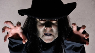 Pourquoi les sorcières sont elles représentées avec des verrues ?