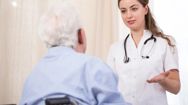 Faut-il supprimer les maisons de retraite ?