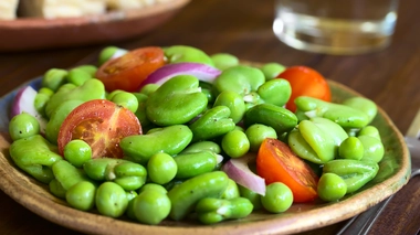 Chez les personnes atteintes de favisme, la consommation de fèves entraîne une explosion des globules rouges.