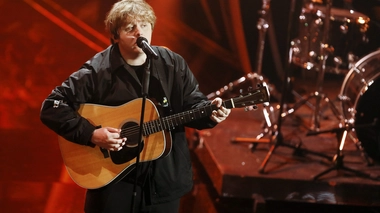 Lewis Capaldi lors d'un concert en 2020