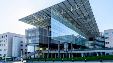 La jeune femme aurait été retrouvée inanimée dans une pièce où se trouvent des douches et des brancards.