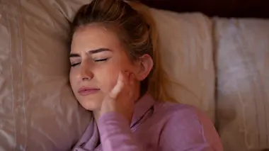 Je grince des dents la nuit, c'est grave ?