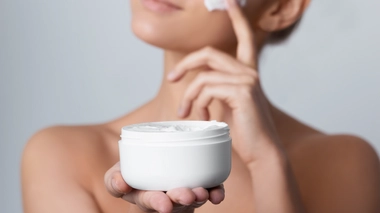 Pourquoi les autorités de santé suspendent la vente de plusieurs cosmétiques