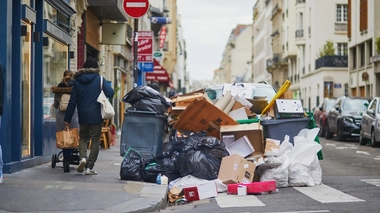 À Paris, la collecte des ordures ménagères est assurée pour moitié par la régie de la ville de Paris et pour l'autre par des prestataires privés