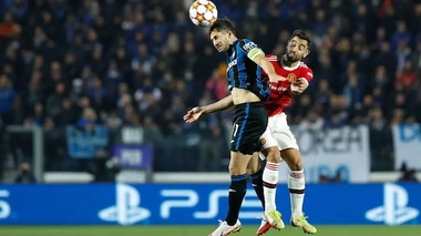 À Bergame en Italie, le 2 novembre 2021, Remo Freuler (Atlanta Bergame) fait une tête devant Bruno Fernandes (Manchester United)